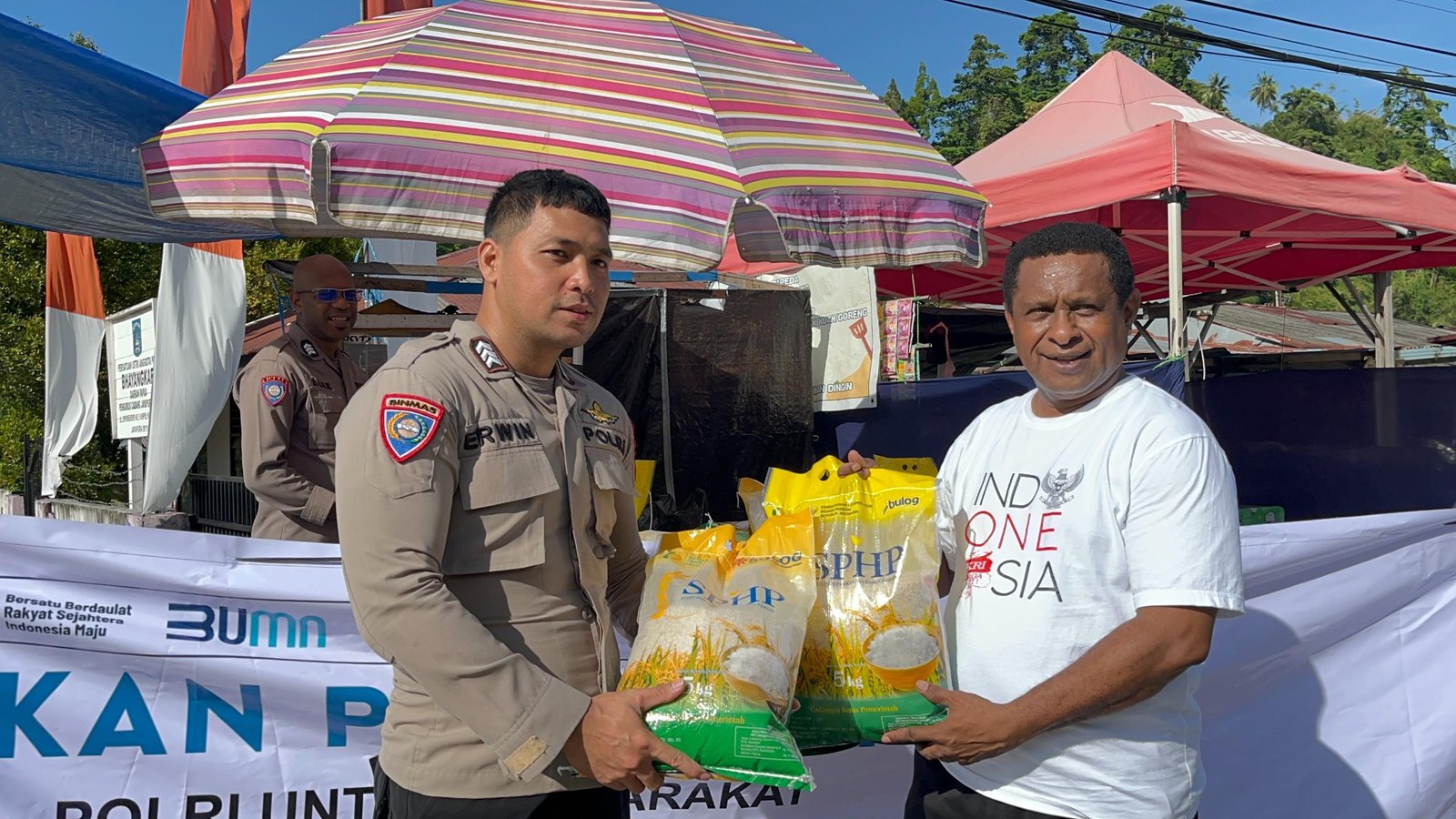Polda Papua Gelar Gerakan Pangan Murah di Aspol Kloofkamp, Sediakan 100 Sak Beras Harga Terjangkau untuk Warga