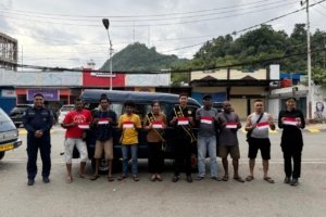 Kibarkan Semangat Kemerdekaan, Duta Humas Polda Papua Bagikan Bendera ke Pengendara