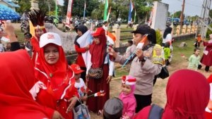 Karnaval Meriah di Jagebob, Polsek Bagikan Bendera Merah Putih untuk Anak PAUD–TK