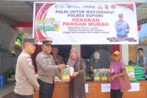 Polres Supiori Gelar Gerakan Pangan Murah di Pertigaan Jalan Sorendiweri Raya