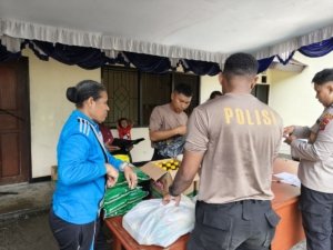 Polresta Manokwari gelar Gerakan Pangan Murah hari ke dua di Halaman Polsek Manokwari kota 15 Agustus 2025