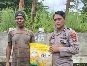 Polsek Fakfak Gelar Gerakan Pangan Murah Beras Sphp Untuk Warga