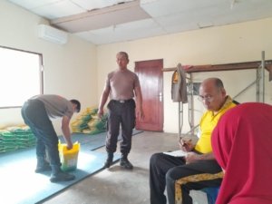 Hari Ke-8 Gerakan Pangan Murah, Polda Papua Salurkan Beras Terjangkau kepada Masyarakat