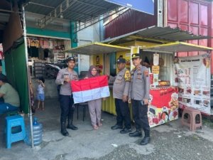 Tingkatkan Nasionalisme, Polsek KPL Jayapura Bagikan Bendera Merah Putih Jelang HUT RI ke-80