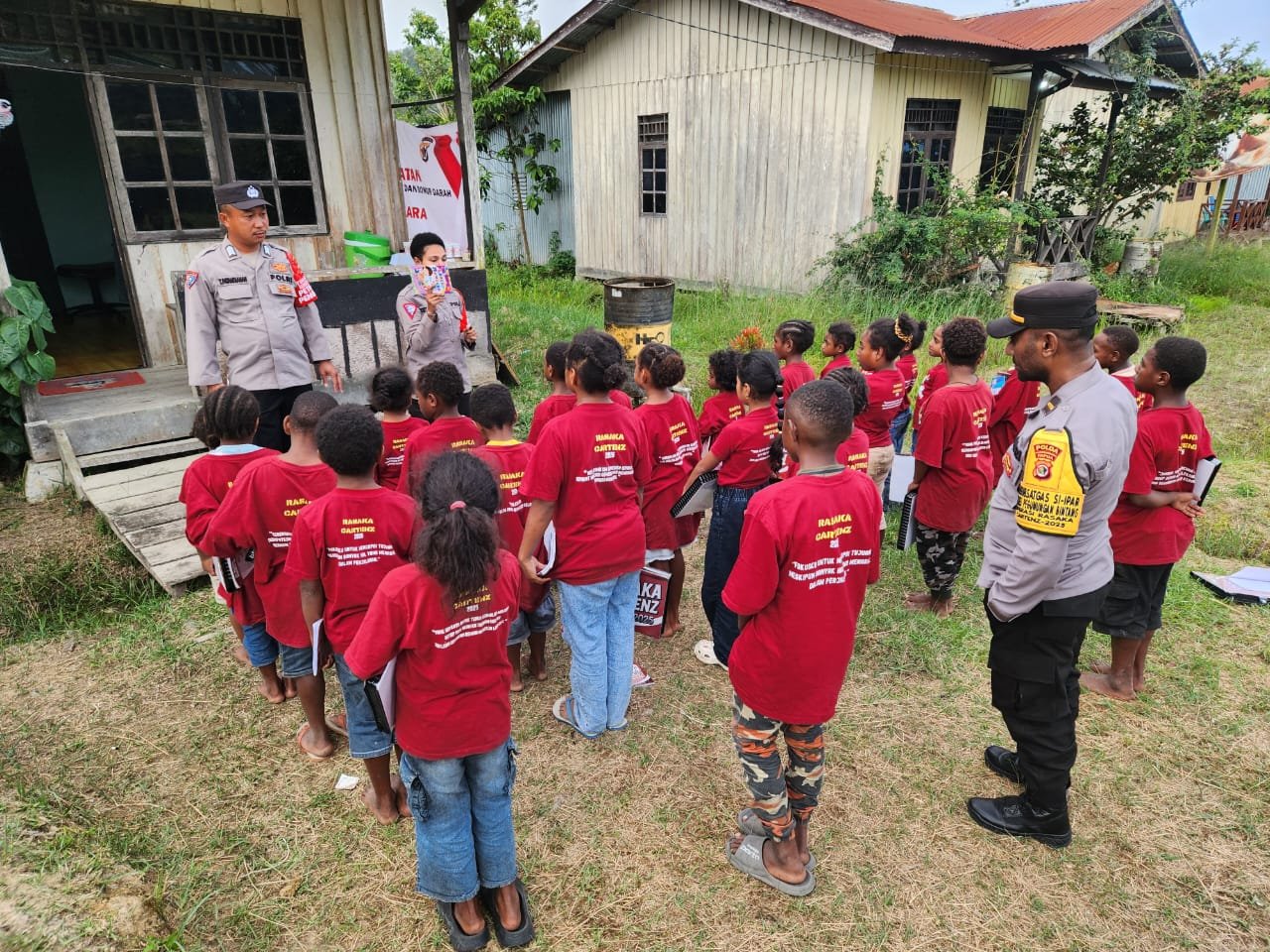 Program Si-IPAR Operasi Rasaka Cartenz 2025 Polres Pegunungan Bintang Hadir Menjadi Sosok Yang Penuh Inspirasi Mengajar Dengan Penuh Kasih di Kota Oksibil Kab. Pegunungan Bintang