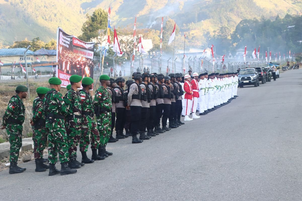 Polres Tolikara Hadiri Upacara Taptu dan Pawai Obor HUT RI ke-80 di Kabupaten Tolikara