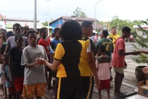 Kapolres Asmat Polda Papua Laksanakan Jalan Santai Bersama Puluhan Masyarakat Asmat