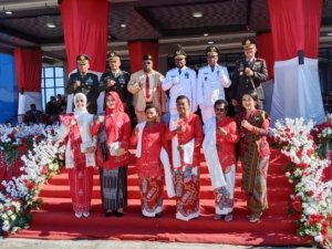 Kapolres Manokwari Selatan Menghadiri Upacara Penaikan Dan Penurunan Bendera HUT Proklamasi Republik Indonesia Ke-80