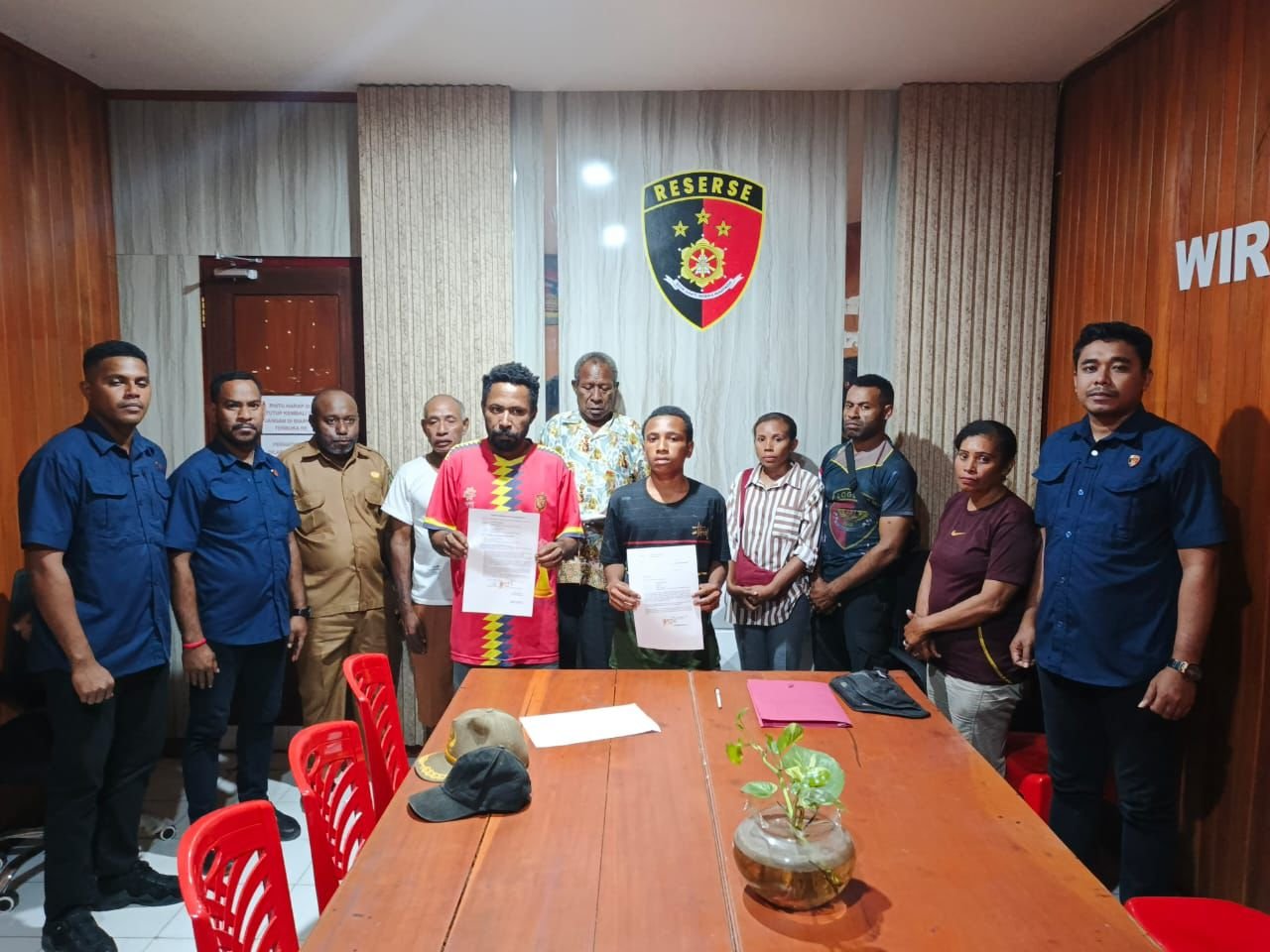 Polres Waropen Polda Papua Selesaikan Kasus Pencurian Material Bangunan melalui Restorative Justice