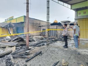 Polresta Jayapura Kota Respon Cepat Kebakaran Rumah Semi Permanen di Koya Barat