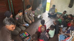 Sat Binmas Polres Nduga dan Satgas ODC Damai Cartenz Ajak Anak-anak Kampung Yunad Belajar Membaca, Menulis, dan Mewarnai