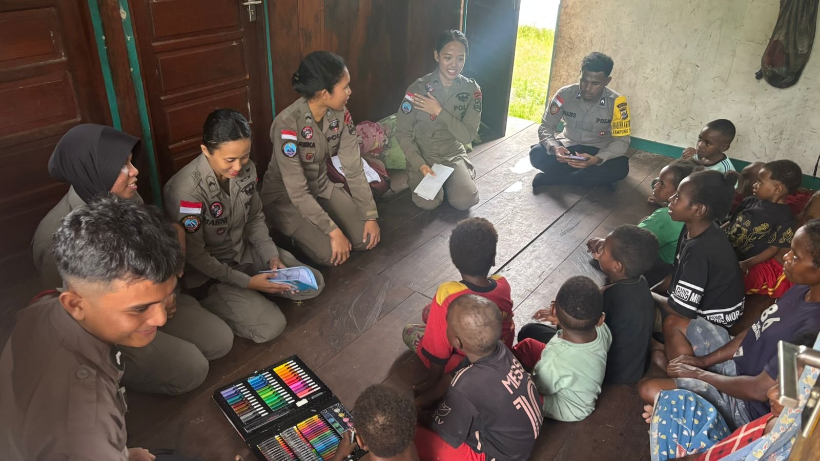 Sat Binmas Polres Nduga dan Satgas ODC Damai Cartenz Ajak Anak-anak Kampung Yunad Belajar Membaca, Menulis, dan Mewarnai