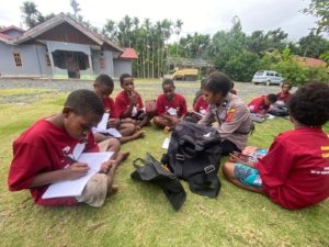 Satgas Si-Ipar Polres Jayapura Gelar Pembelajaran bagi Mama-Mama dan Anak-Anak di Kompleks Bahtera Hebron Doyo Baru