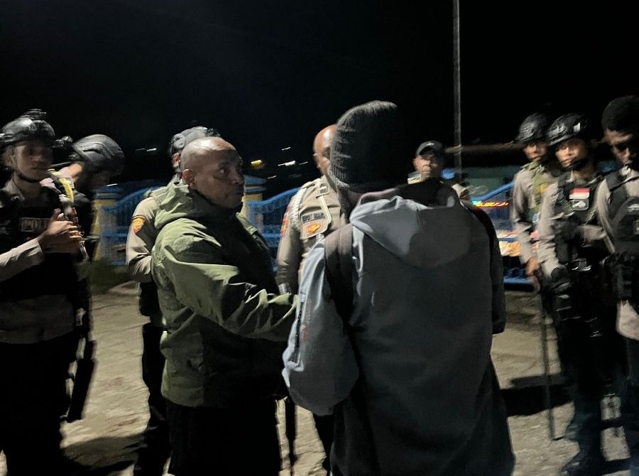 Respon Cepat, Tim Patroli Polres Tolikara Polda Papua Amankan Kisruh SK Kepala Kampung Di Bank Papua