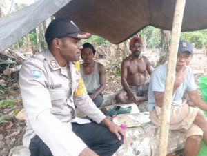 Ciptakan Sitkamtibmas Kondusif, Polsek Masirei Gelar Patroli Sambang dan Dialog