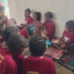 Lewat Operasi Rasaka Cartenz 2025, Polri Ajarkan Anak-anak Oksibil Menulis dan Mewarnai