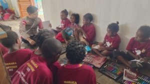 Lewat Operasi Rasaka Cartenz 2025, Polri Ajarkan Anak-anak Oksibil Menulis dan Mewarnai