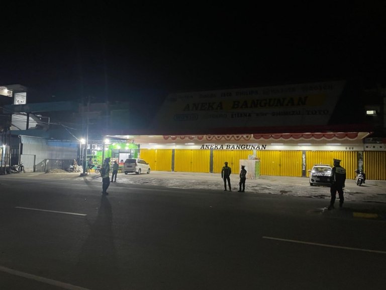 Ditlantas Polda Papua Barat Gelar Blue Light Patrol di Wosi AMD Cegah Balap Liar