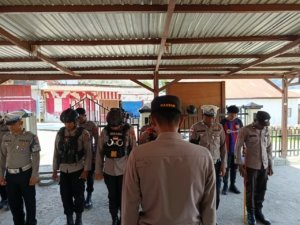 Wujudkan Kamtibmas Kondusif, Polres Tolikara Rutin Gelar Patroli Jalan Kaki di Sekitar Rumah Ibadah