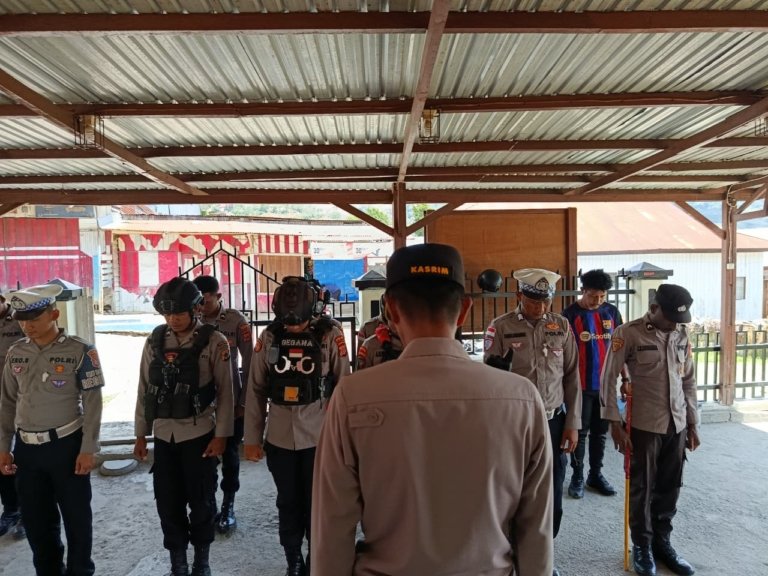 Wujudkan Kamtibmas Kondusif, Polres Tolikara Rutin Gelar Patroli Jalan Kaki di Sekitar Rumah Ibadah