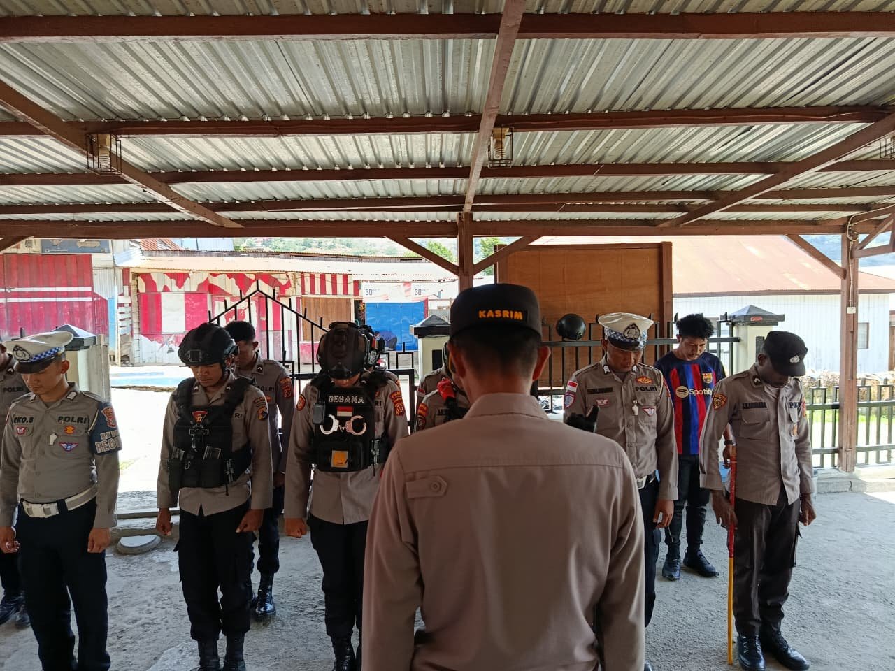 Wujudkan Kamtibmas Kondusif, Polres Tolikara Rutin Gelar Patroli Jalan Kaki di Sekitar Rumah Ibadah