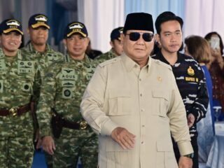 Panglima TNI Dampingi Presiden RI pada Presidential Inspection HUT ke-80 TNI di Teluk Jakarta