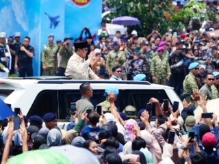 Rakyat Padati Jalan Kebesaran, Iringi Presiden Prabowo Menuju Upacara HUT ke-80 TNI