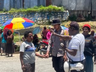 Wujudkan Lingkungan Aman dan Bersih, Polres Tolikara Bersama LMA Gelar Himbauan Kamtibmas kepada Warga