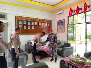 Satlantas Polres Merauke Serahkan Tumpeng Kepada Yon Marhanlan XI Dalam Rangka HUT TNI ke-80