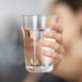 Minum saat Berdiri Bisa Bikin Beban Ginjal Lebih Berat, Apakah Benar?