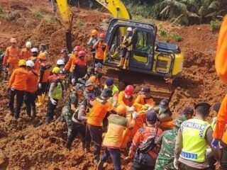 Tanpa Kenal Lelah Berjuang Menyelamatkan Jiwa di Tengah Bencana