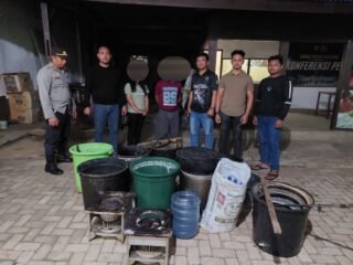 Regu Cipkon 3 Dan Sat Resnarkoba Polres Merauke Gagalkan Peredaran Minuman Lokal Jenis Sopi