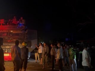 Polri Bergerak Cepat, Water Canon Dikerahkan Padamkan Kebakaran di Jalan Seringgu Merauke