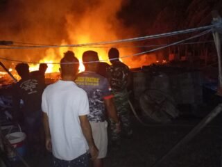 Respons cepat Polsek Karas bersama Koramil dan warga padamkan kebakaran di Kampung Malakuli