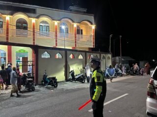 Jaga Kekhusyukan Ibadah, Satlantas Polres Sarmi Kawal Arus Lalu Lintas di Sekitar Masjid