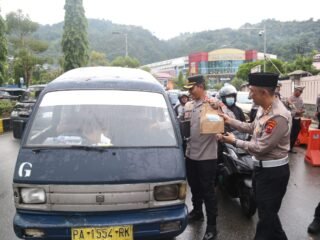 Berbagi Berkah Ramadan, Wakapolda Papua Bersama Ditlantas Bagikan 250 Takjil Gratis untuk Pengguna Jalan
