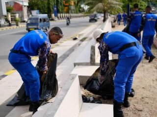 Wujud Kepedulian Lingkungan, Ditpolairud Polda Papua Bersihkan Pantai Dok II Dukung Gerakan ASRI