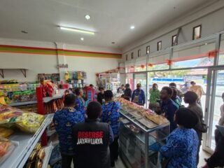 Pemda dan Polres Jayawijaya Sidak Harga Sembako dan Barang Kedaluwarsa di Wamena