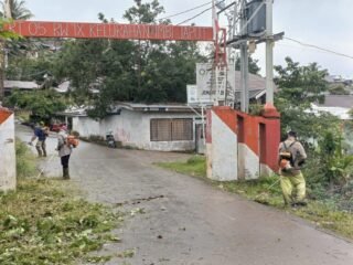 Pererat Kebersamaan, Warga Aspol Dok VIII Atas Gotong Royong Bersihkan Lingkungan Asrama Polisi