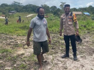 Bhabinkamtibmas di Kampung Asbol Perkuat Sinergi Polisi dan Masyarakat