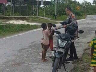 Peduli Pendidikan Anak Papua, Kapolsek Biak Barat Bagikan Buku di Distrik Swandiwe