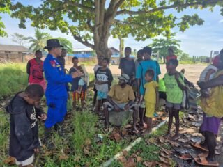 Polisi RW Sat Polairud Polres Merauke Perkuat Kemitraan Kamtibmas Melalui Sambang Warga di Kampung Wogekel