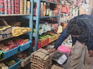 Sat Reskrim Polres Mamberamo Tengah Cek Harga Bahan Pokok di Pasar Kobakma