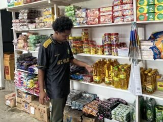 Sat Reskrim Polres Yalimo Cek Harga Bahan Pokok di Pasar Sentral Elelim