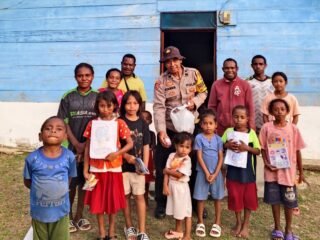 Bhabinkamtibmas Kampung Wamena Salurkan Bantuan Buku dan Dukung Pemberantasan Buta Aksara di Kabupaten Kaimana