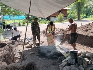 Percepat Progres Pembangunan, Babinsa Koramil 1310-06/Airmadidi Bantu Pemasangan Pondasi Dudukan Angker Jembatan Perintis Garuda di Kelurahan Rap-Rap