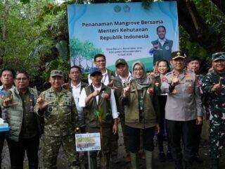 Dukung Program Pemerintah Dalam Pengelolaan Hasil Hutan, Dandim 1310/Bitung Dampingi Pangdam XIII/Merdeka Pada Kunjungan Kerja Menteri Kehutanan RI di Minahasa Utara