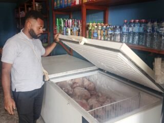 Sat Reskrim Polres Mamberamo Tengah Cek Harga Bahan Pokok di Kios KMT Jaya