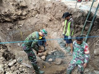 Progres Pesat, TNI dan Warga Rap Rap Gotong Royong Bangun Abutmen Jembatan Perintis Garuda