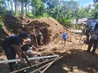 Tunjukkan Semangat Kebersamaan, Babinsa Airmadidi Bawah Turun Tangan Bantu Pemasangan Bowplank Jembatan Perintis Garuda